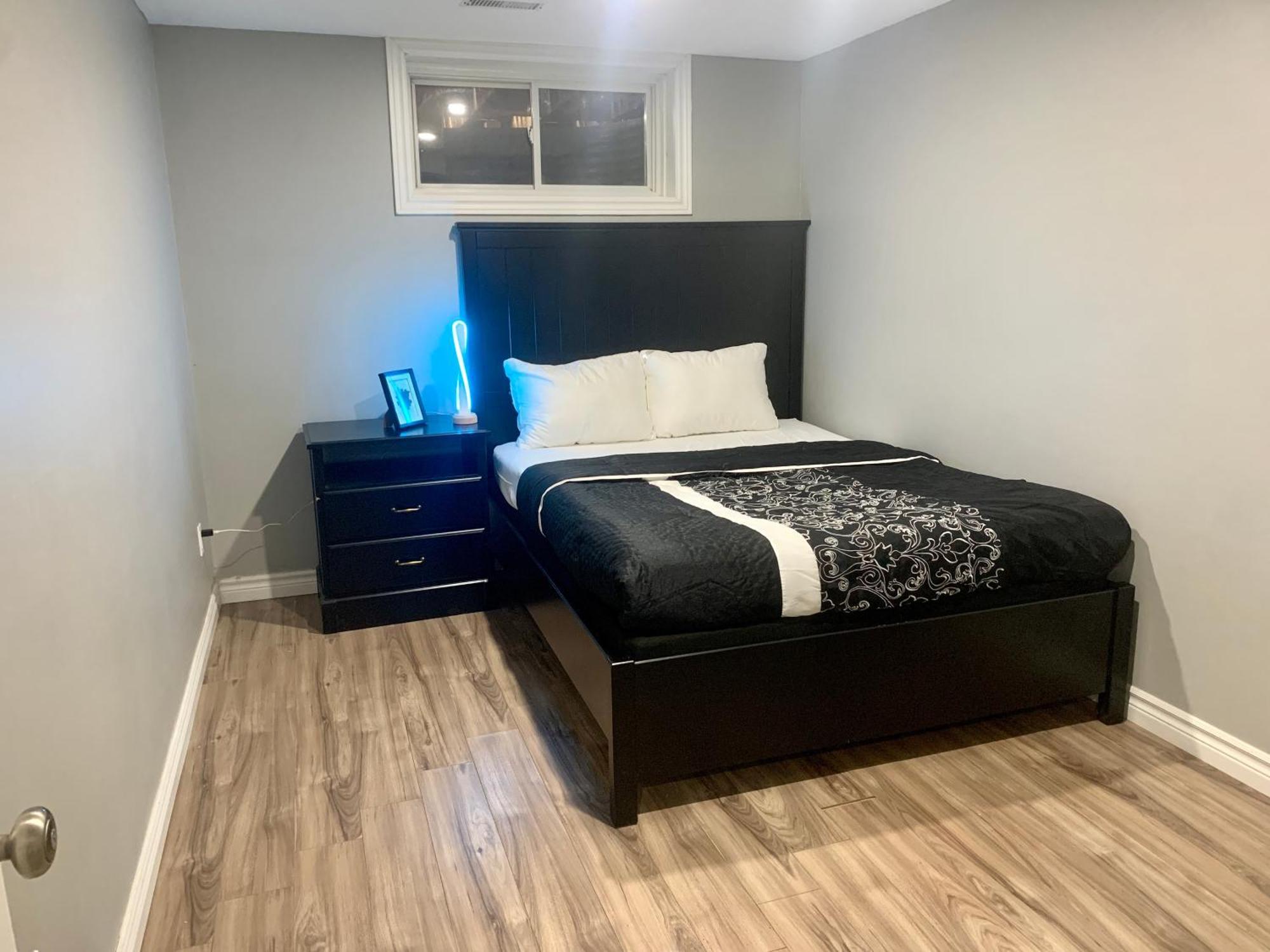 1 Room In A Cozy And Beautiful Basement 圭尔夫 外观 照片