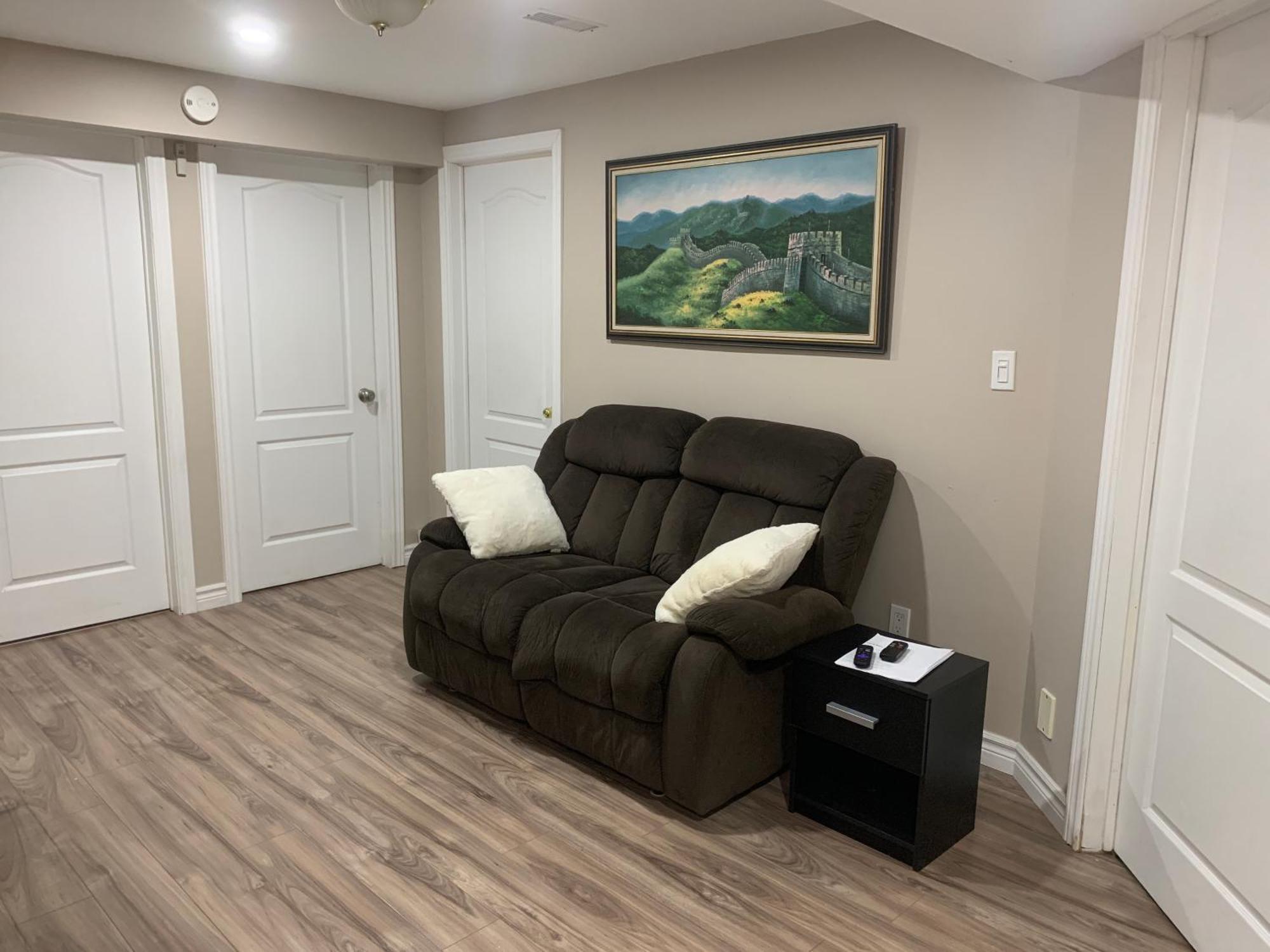 1 Room In A Cozy And Beautiful Basement 圭尔夫 外观 照片